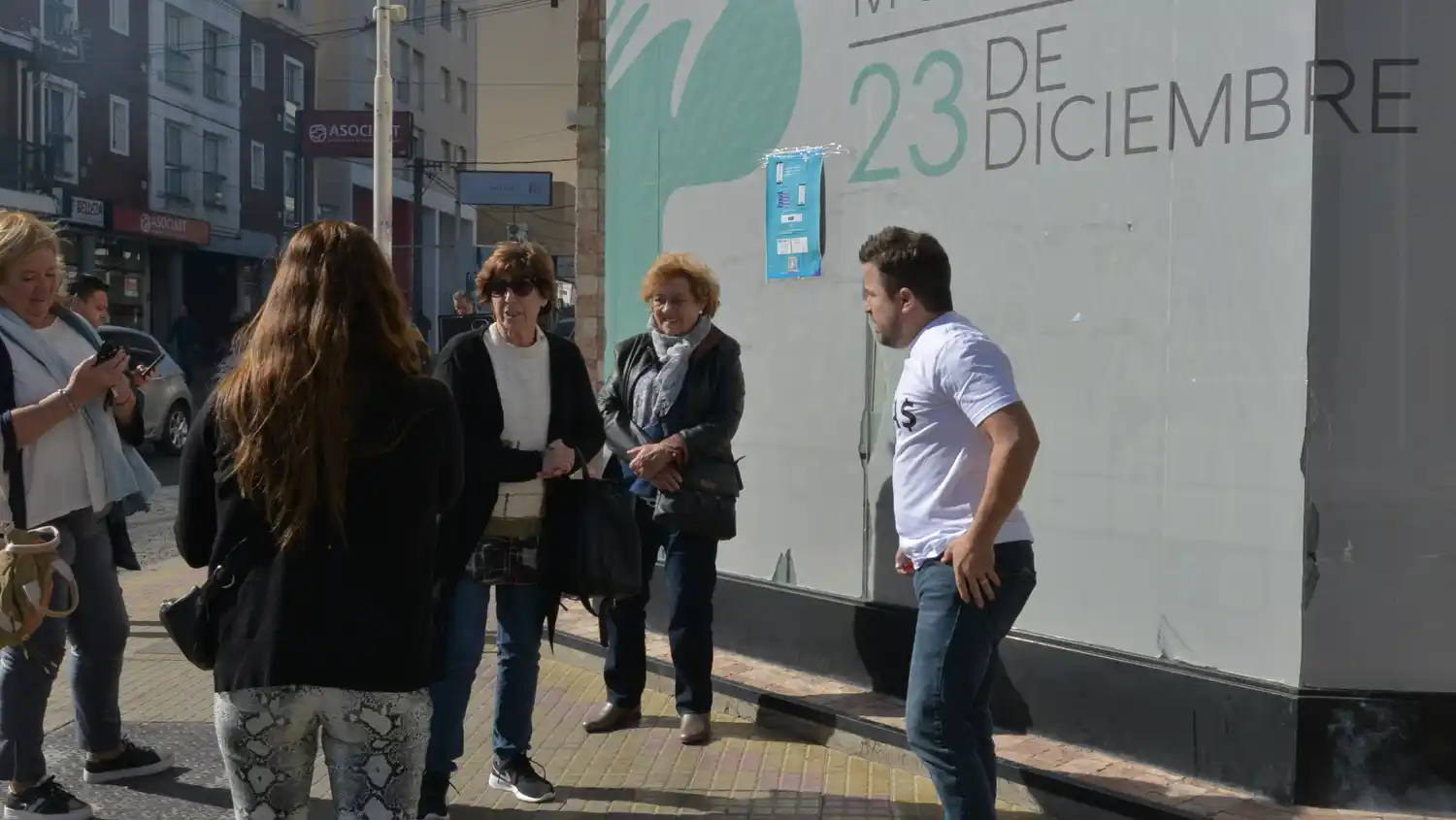 El diputado nacional, Martín Tetaz, protagonizó una intervención frente a la sede de la Mutual 23 de Diciembre.