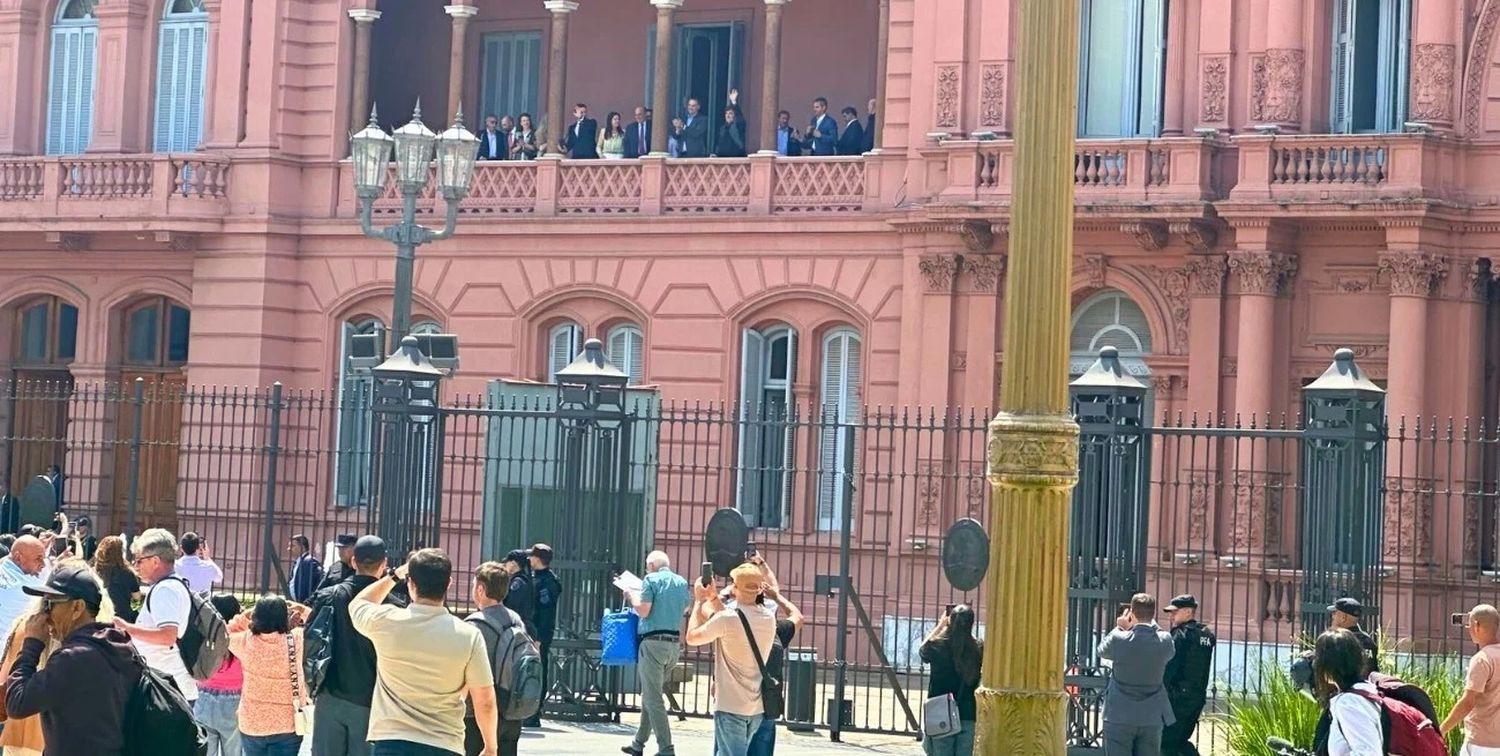 "Universidad de los trabajadores", le gritaron estudiantes y docentes a Javier Milei cuando salió al balcón a saludar por su cumpleaños junto a su Gabinete.