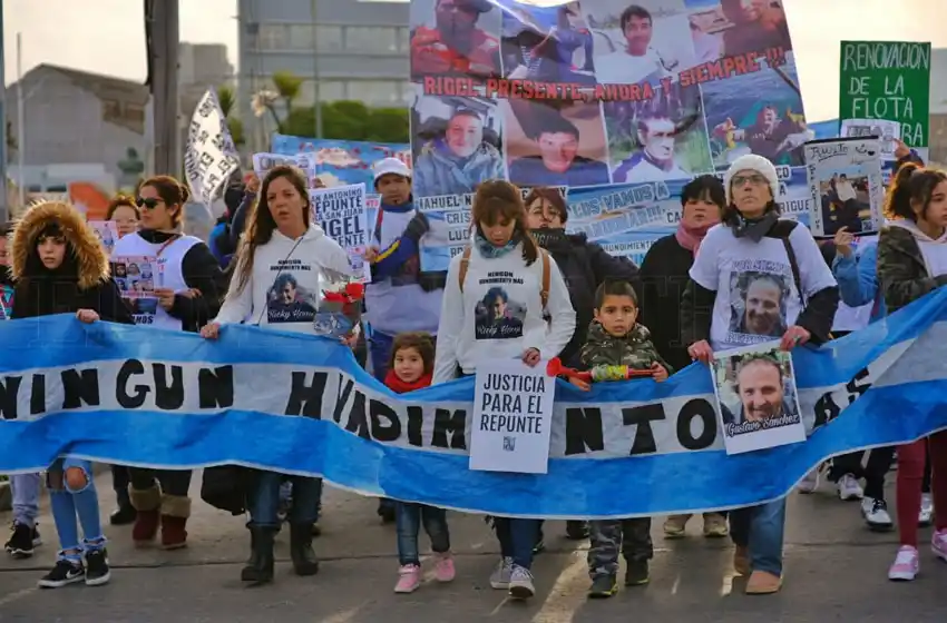 Repunte: a 13 meses del naufragio, las familias volvieron a marchar