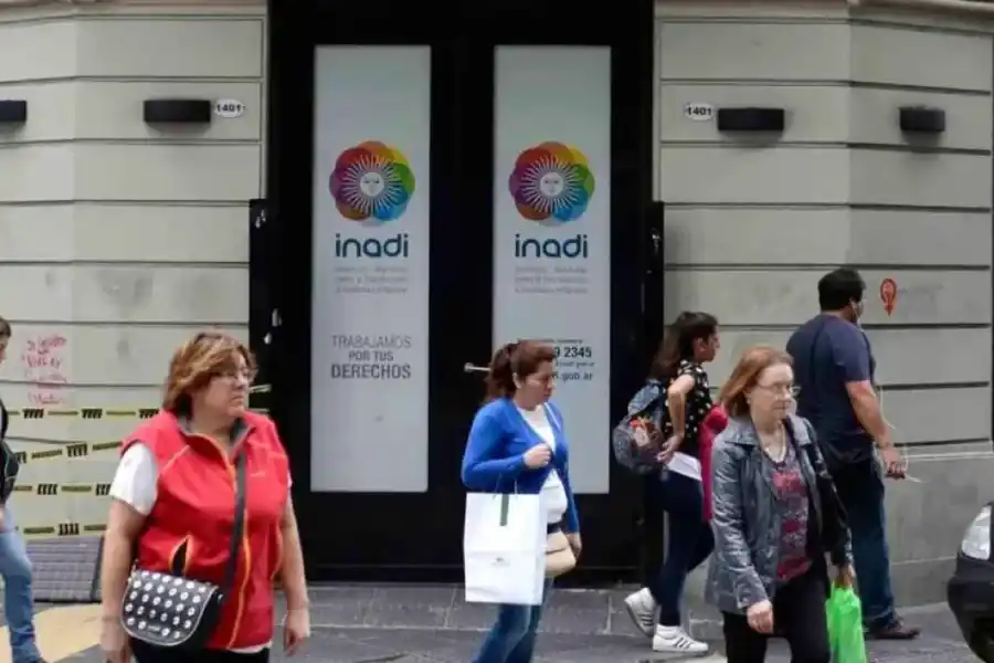 El Gobierno confirmó que avanza con el cierre definitivo del Inadi: Adorni dijo que “no sirve para nada”