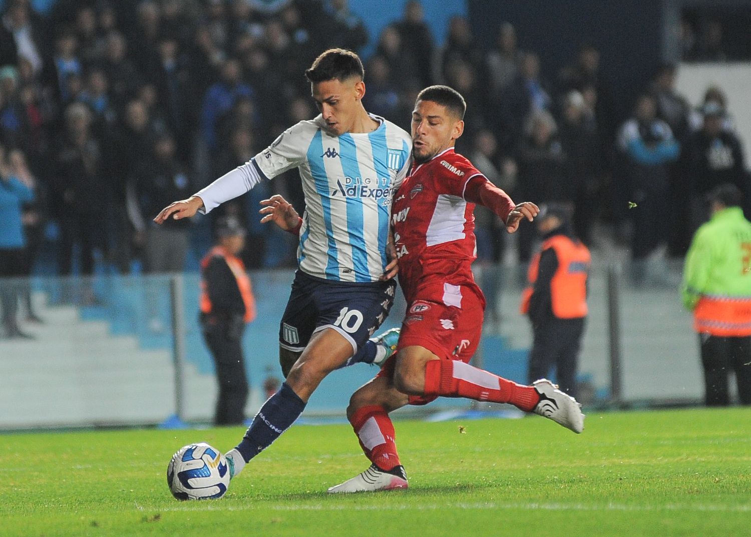 Racing goleó a Ñublense y quedó arriba en el Grupo A
