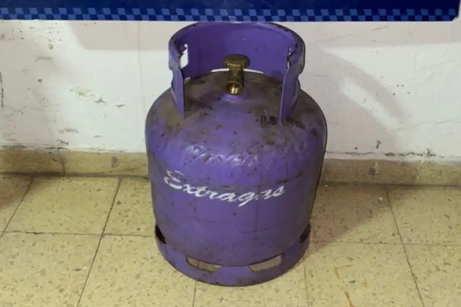 Huía con una garrafa en sus manos y debió arrojarla para escaparse