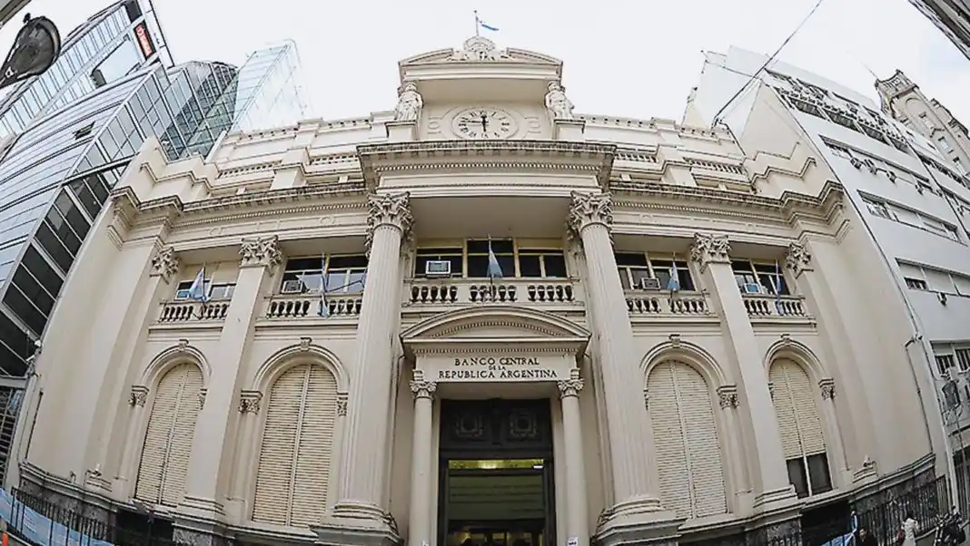 La cotización libre sube a 715 pesos y marca nuevo récord