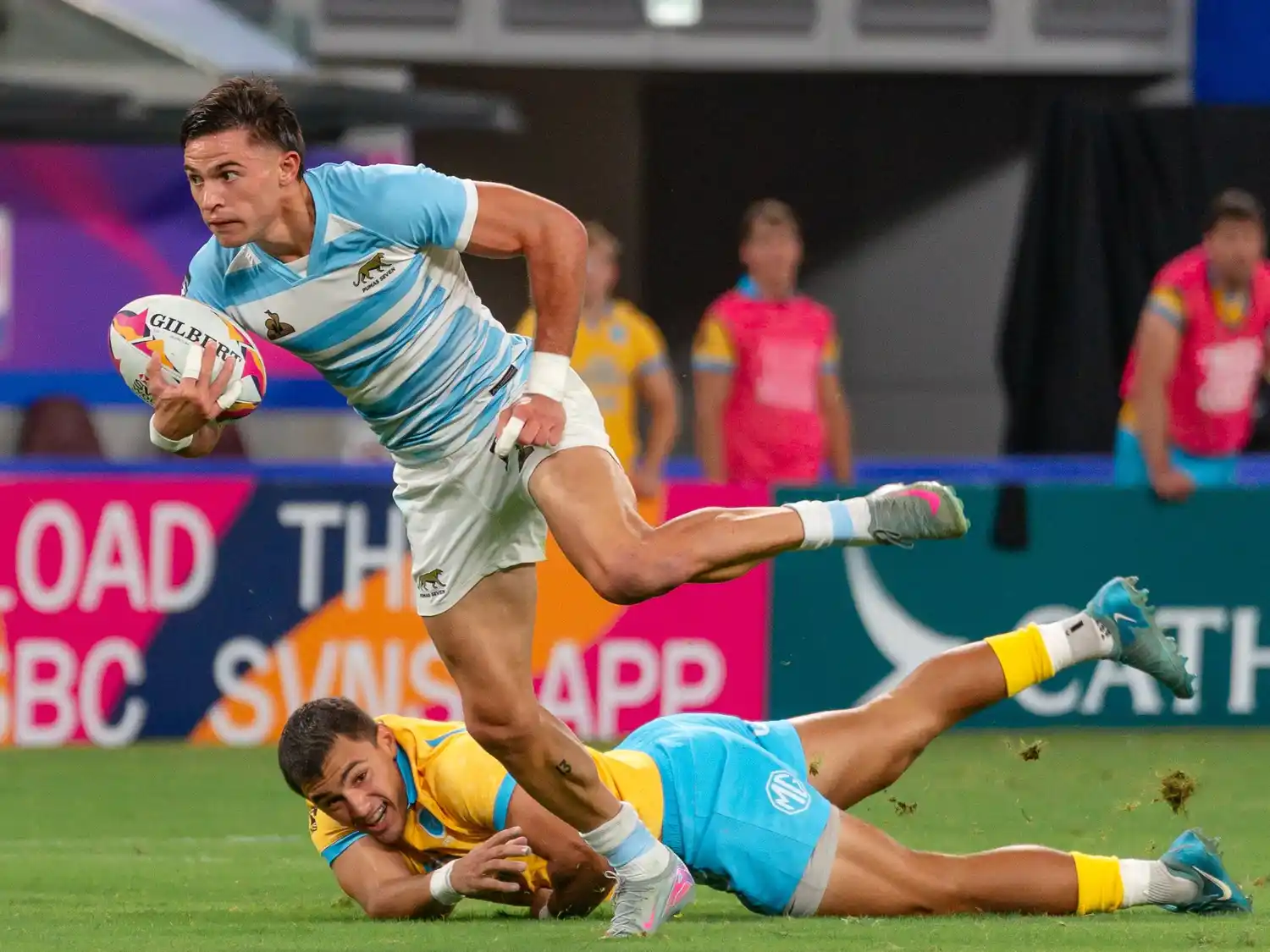 Marcos Monetta, imparable ante el tackle uruguayo. Foto:  Jamie Walliker