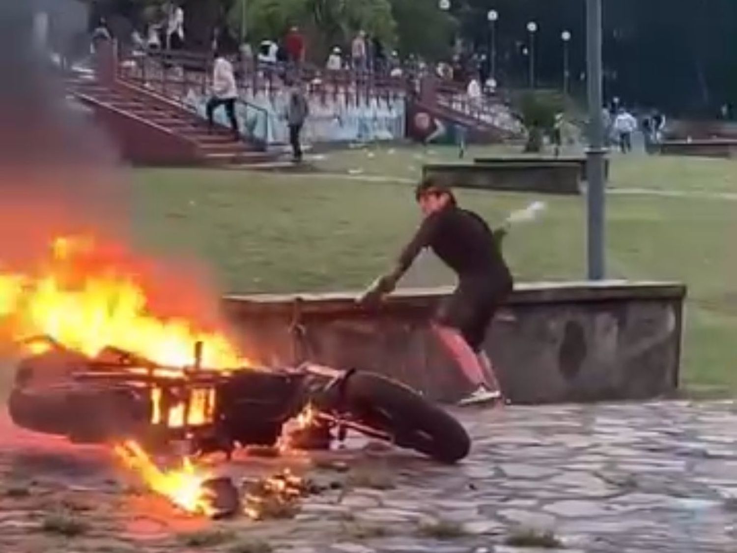 Un joven de 18 años incendio una moto en el Dique días atrás.