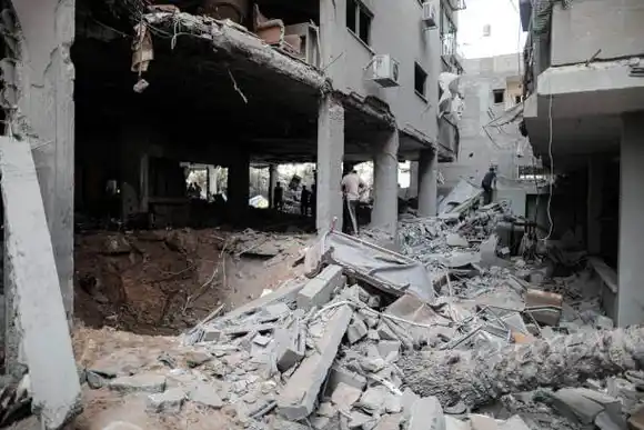 EDIFICIO colapsa y aplasta bus, hay 9 muertos