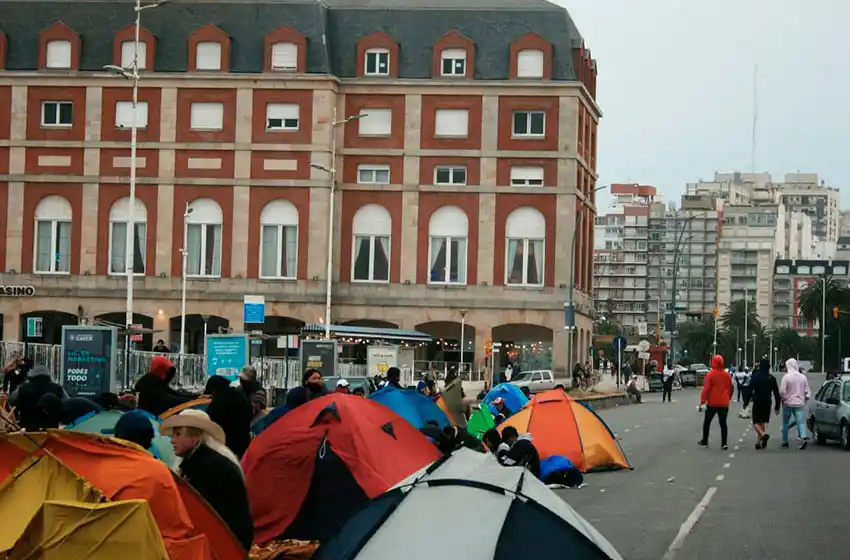 Continúa el acampe del Frente Piquetero de Lucha en la costa marplatense