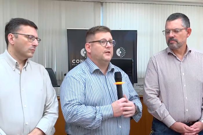 Funcionarios del Departamento Ejecutivo Municipal entregan los proyectos Presupuesto 2026 y Ordenanza Tributaria. - 2