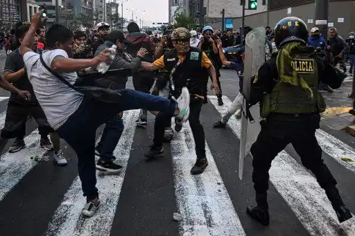 ¡PARA CALMAR LAS PROTESTAS! Presidenta de Perú tomó juramento a integrantes del nuevo gabinete ministerial