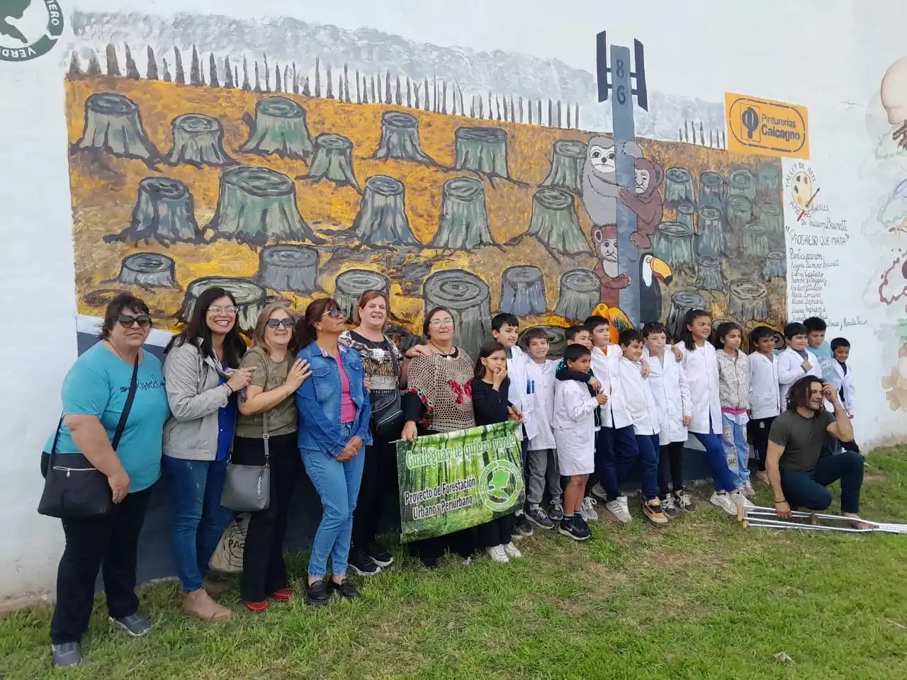 Integrantes de GTQV, artistas intervinientes y alumnos y docentes de la escuela 68.