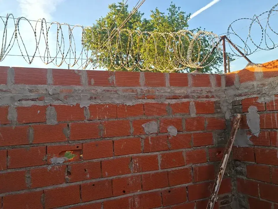 La familia de un hombre discapacitado se vio obligada a denunciar las amenazas y pide una perimetral para una conocida banda de usurpadores.