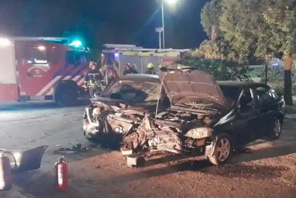 Impactó contra árboles y otro vehículo: falleció después del choque frontal