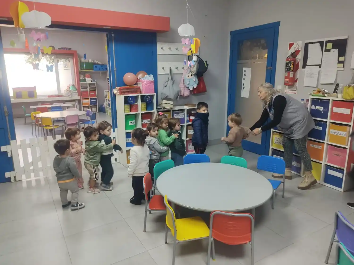 A la guardería concurren niños desde 30 días hasta que ingresan a la escuela primaria. Funciona de lunes a viernes de 6.30 a 20 y los sábados de 8 a 13