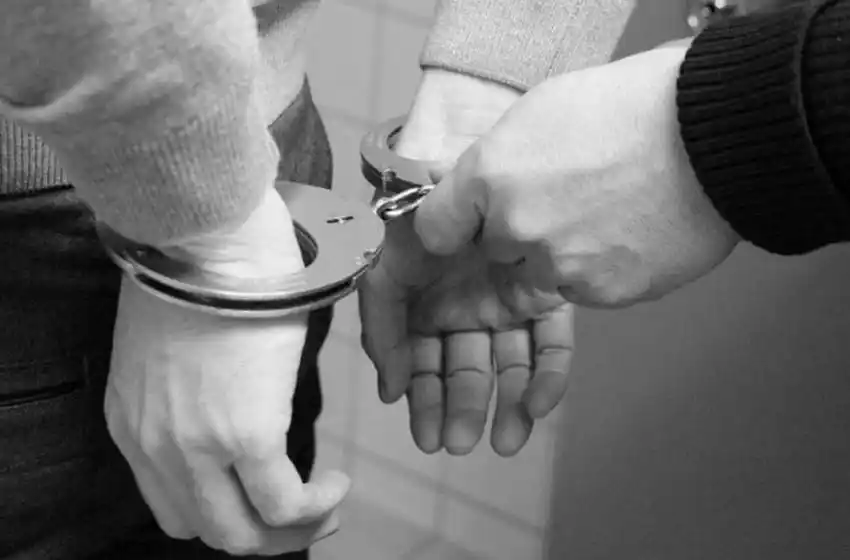 Fue detenido mientras abusaba sexualmente de un adolescente