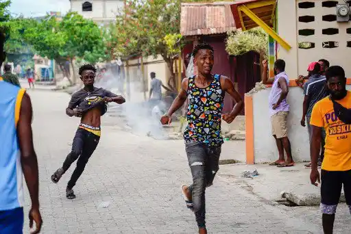 ¡SE PRENDIÓ! Manifestaciones paralizan Haití tras suspensión de subsidios a combustibles