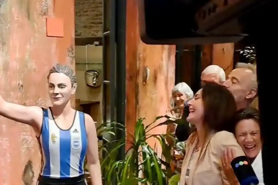 Luciana Aymar ya tiene su escultura junto con la Lionel Messi y Ángel Di María