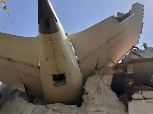 El avión que se estrelló tras despegar en India. Foto: Gentileza