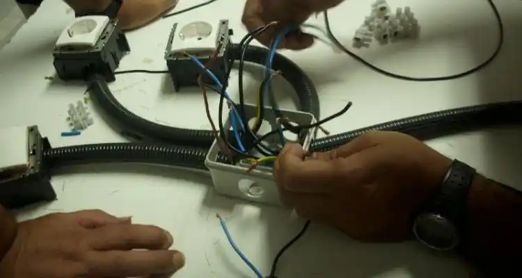 Curso de electricidad en Río Tala