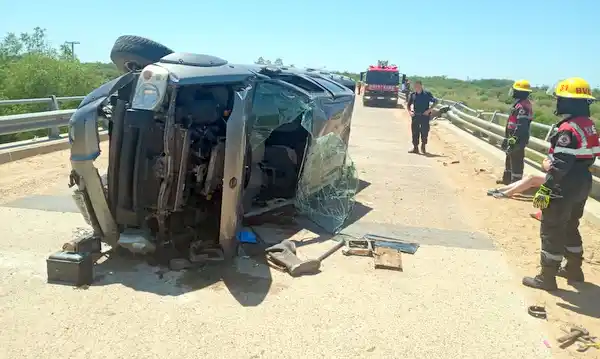 Violento vuelco en el puente Costa San Antonio