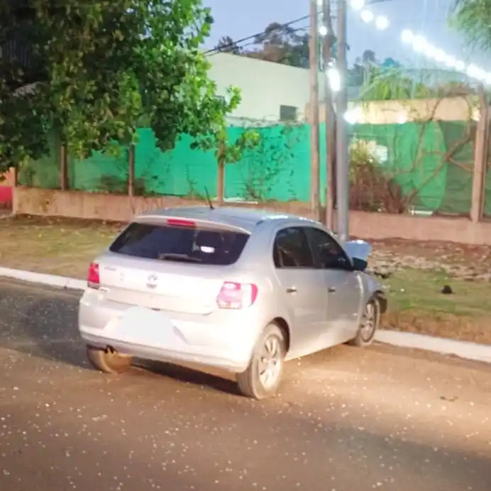Choque entre auto y moto en avenida Mons. Rösch dejó a un hombre con heridas de consideración