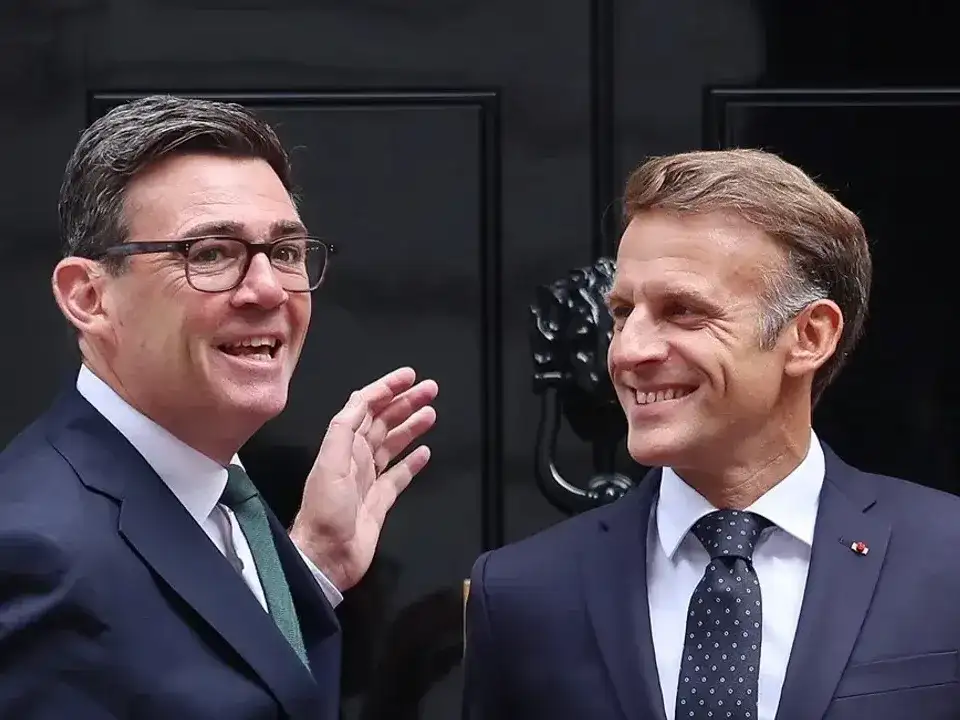 Andy Burnham, primer ministro británico, y el presidente francés Emmanuel Macron.