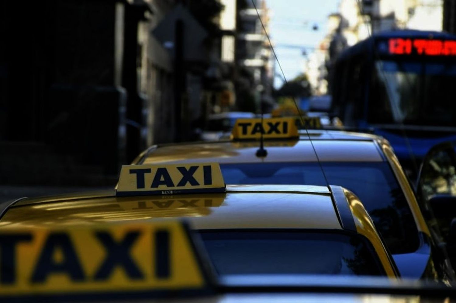 Taxistas rosarinos llevan gratis alimentos a comedores y merenderos