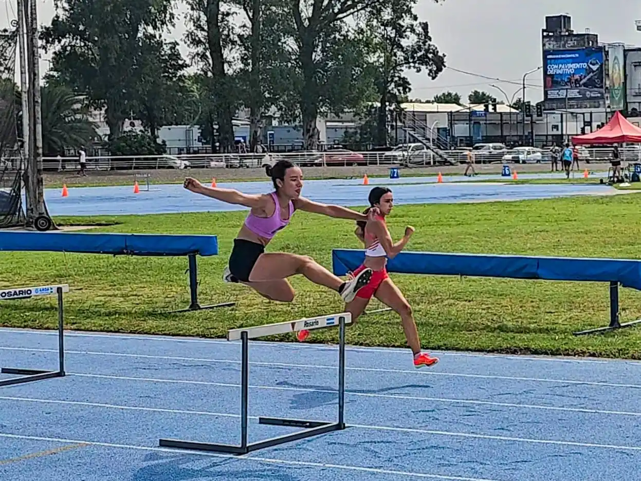 Las venadenses mostraron sus virtudes en las competencias con vallas. Foto: MVT