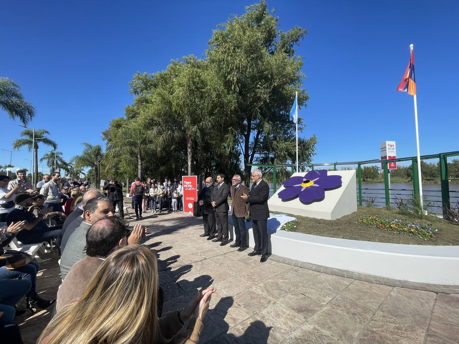 Tigre: Julio Zamora inauguró la Plazoleta Armenia y el Monumento "No me olvides"