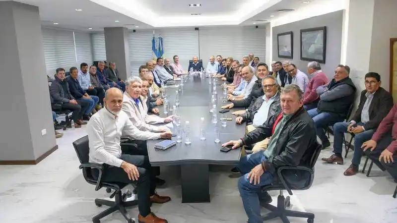 Insfrán se reunió con intendentes y 
presidentes de comisiones de fomento