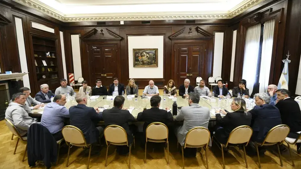 Un grupo de intendentes junto a Axel Kicillof.