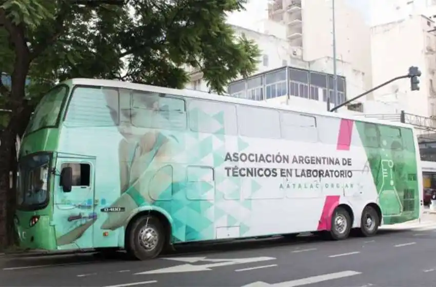 Llega a Mar del Plata un laboratorio móvil que muestra resultado de hisopado en dos horas
