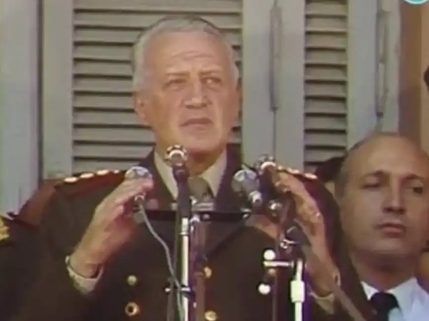 Galtieri en el balcón de la Rosada, el 10 de abril de 1982, desafiando al invasor inglés.