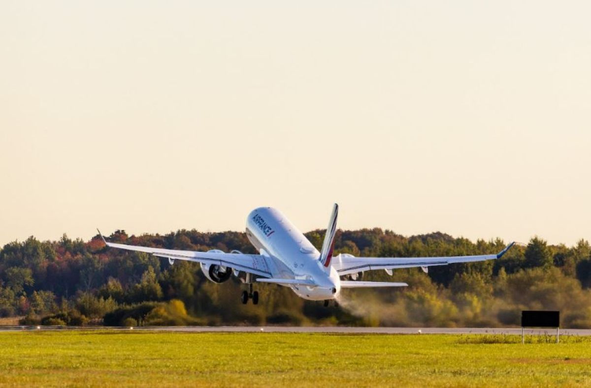 El secreto del último Airbus A220 de Air France: voló a París con un "pasaporte verde" especial