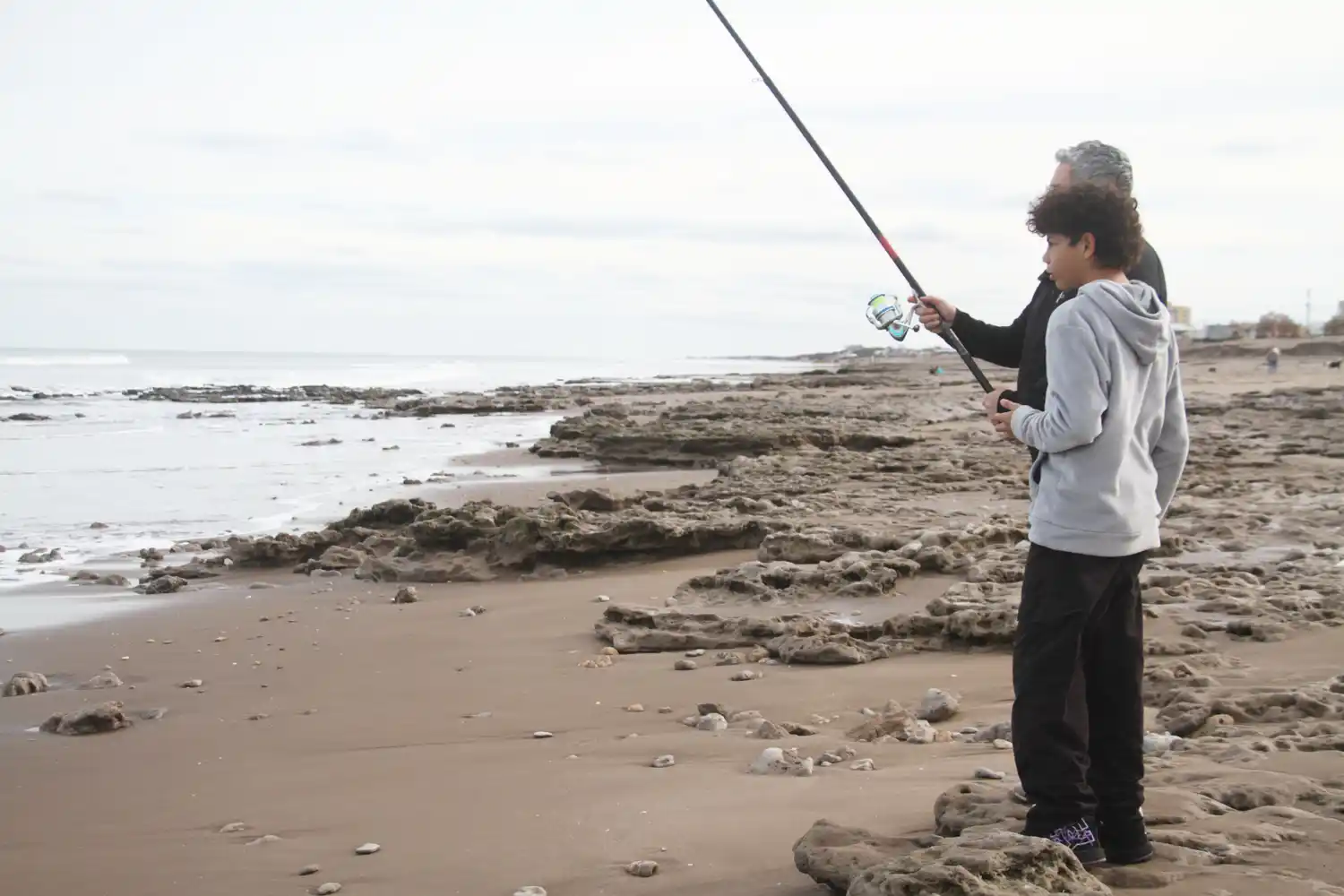 En playas céntricas de Claromecó éste sábado no hubo muchos pescadores. Pero algunos decidieron ir a probar en un ambiente costero nuevo generado por la erosión. El tiempo y el clima quizá devuelvan la arena que el mar se llevó días atrás. La imagen fue tomada en zona de la Casita Verde y el Faro
