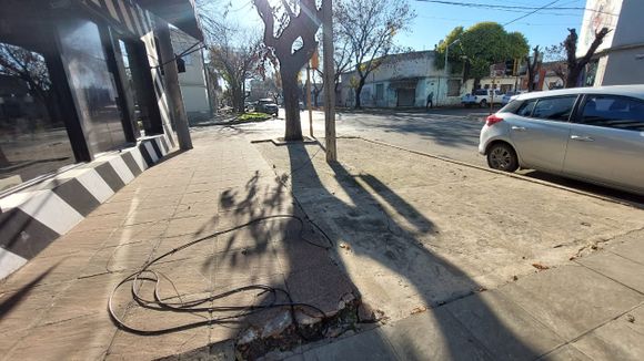 Pellegrini y Caseros: hay cables caídos y vecinos aseguran que fue un camión
