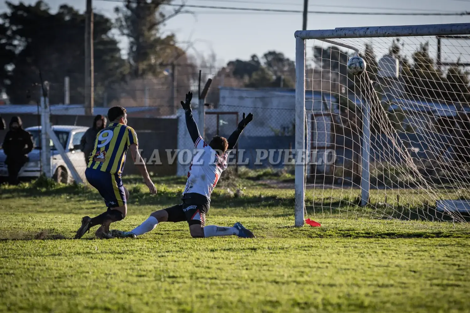 Tomás Pallero (9) de Central ya definió el 2-1 a los 48 minutos del segundo tiempo ante el arquero Joaquín Salazar de Argentino, para el triunfo Canalla (Ale Zygal)