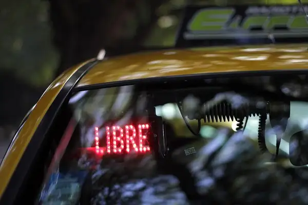 El descargo del famoso conductor que bajaron de un taxi "por ser PRO 