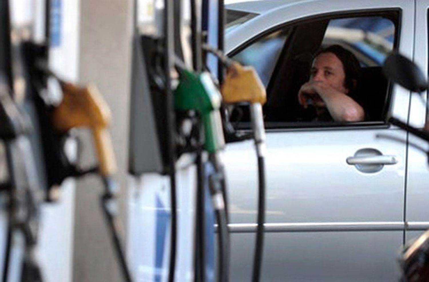Crisis de combustibles: denuncian faltantes en estaciones de servicio y problemas de importaciones