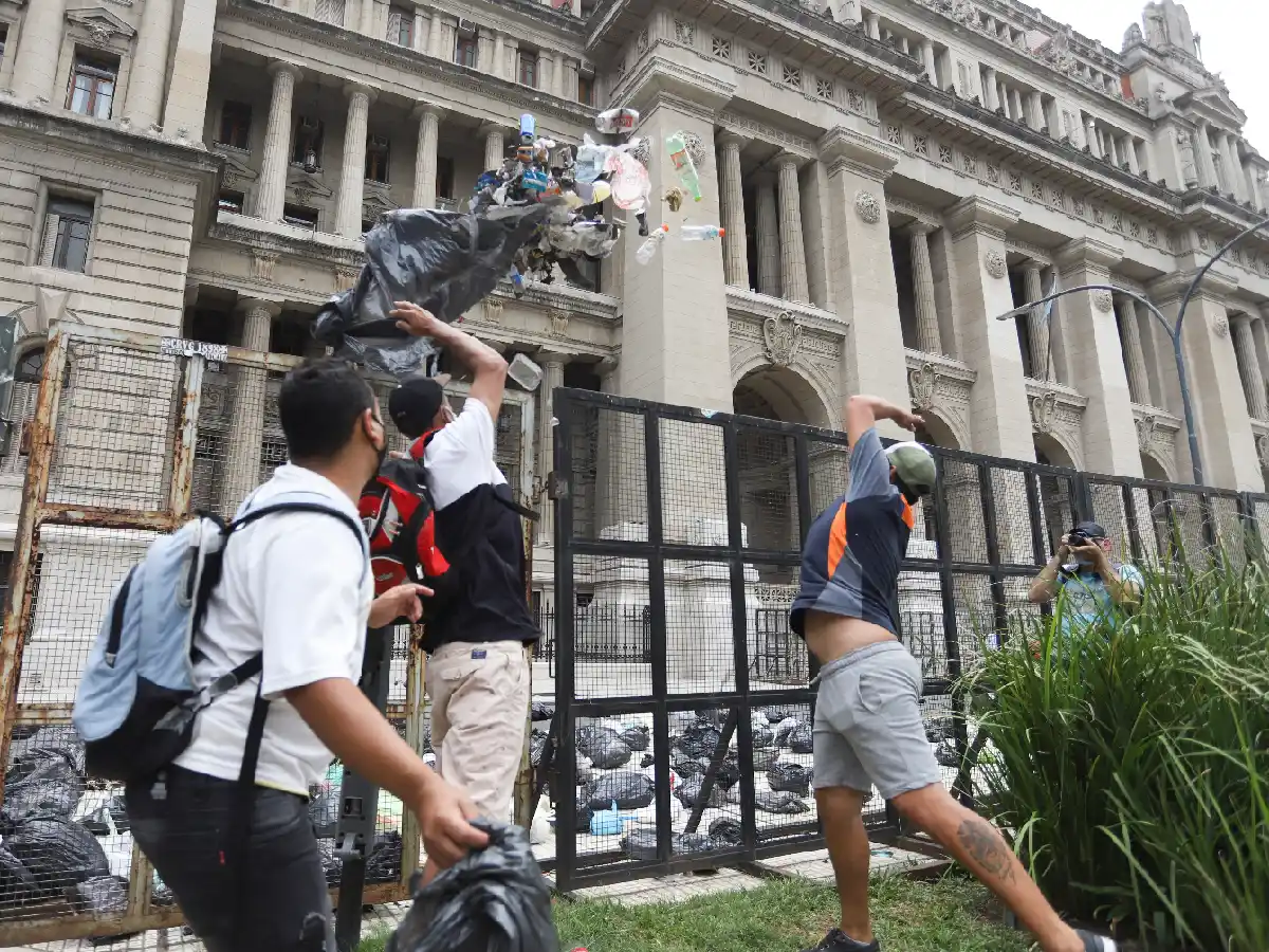 Espacios sociales y políticos reclamaron la liberación de Milagro Sala y arrojaron basura en Tribunales