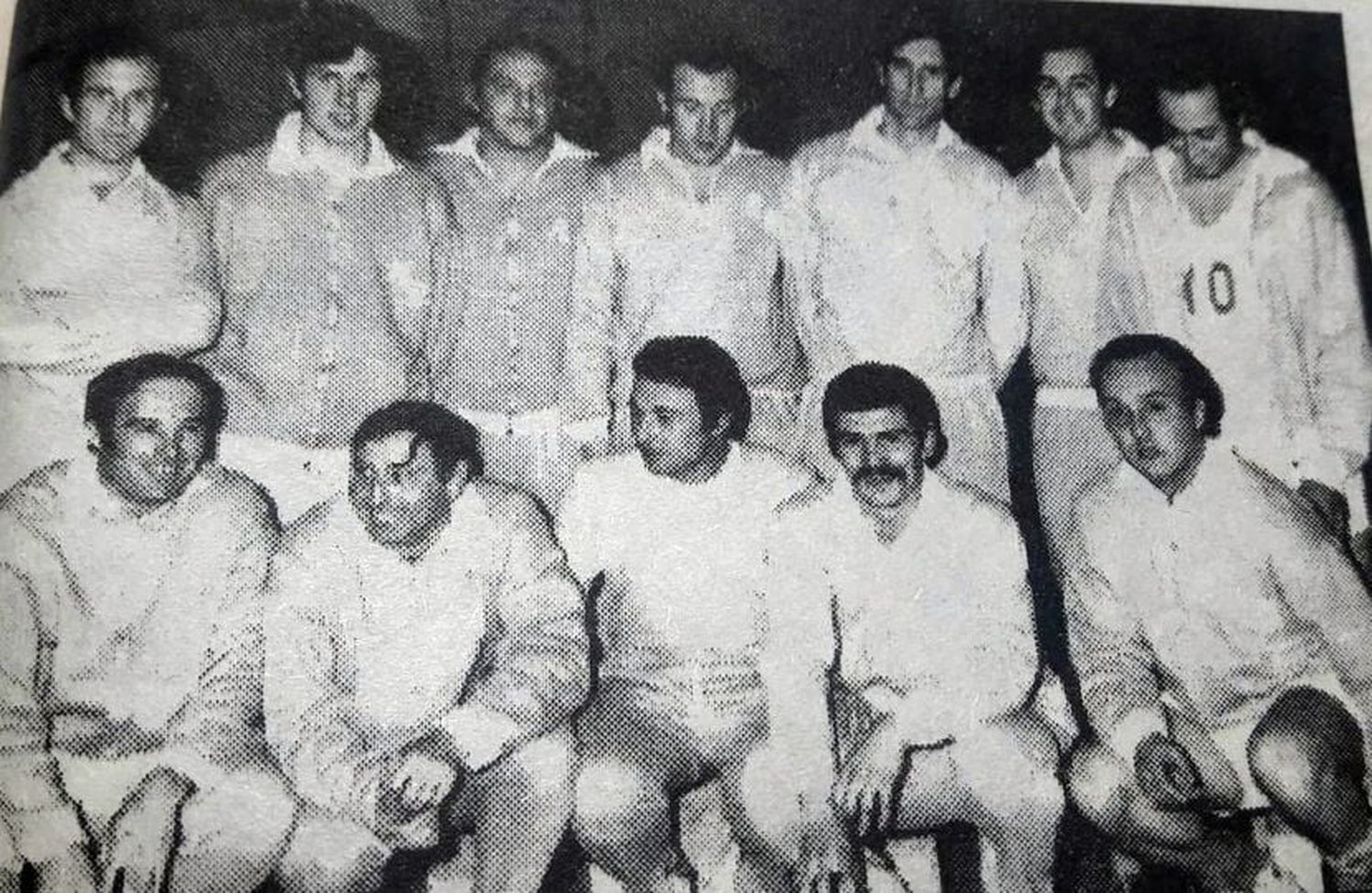 José Wasowski y el equipo de la Selección de Necochea en 1970