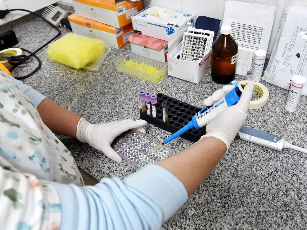 Unas 139 mil personas viven con VIH en Argentina y el 17% lo desconoce