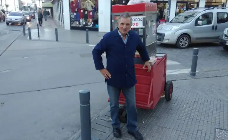 Amilcar Edgardo Marino frente a su carro, ubicado en la esquina de San Martín y 9 de Julio.