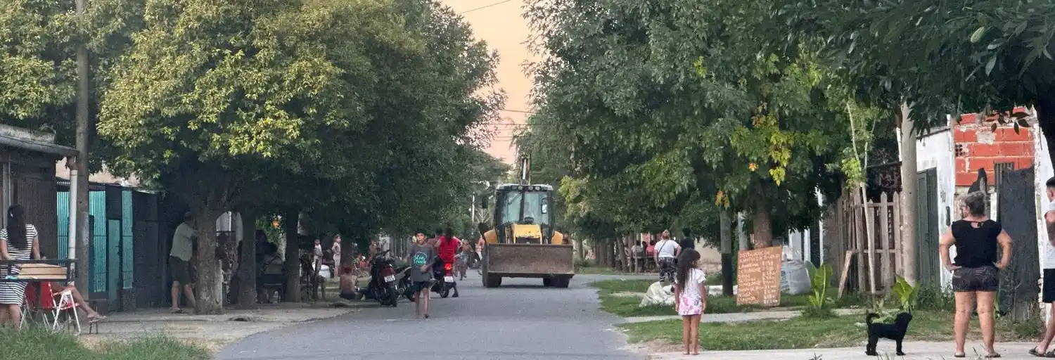 Así llegó una topadora para derribar dos de los tres bunkers señalados. El otro fue demolido parcialmente. Foto: La Opinión & Sin Galera.