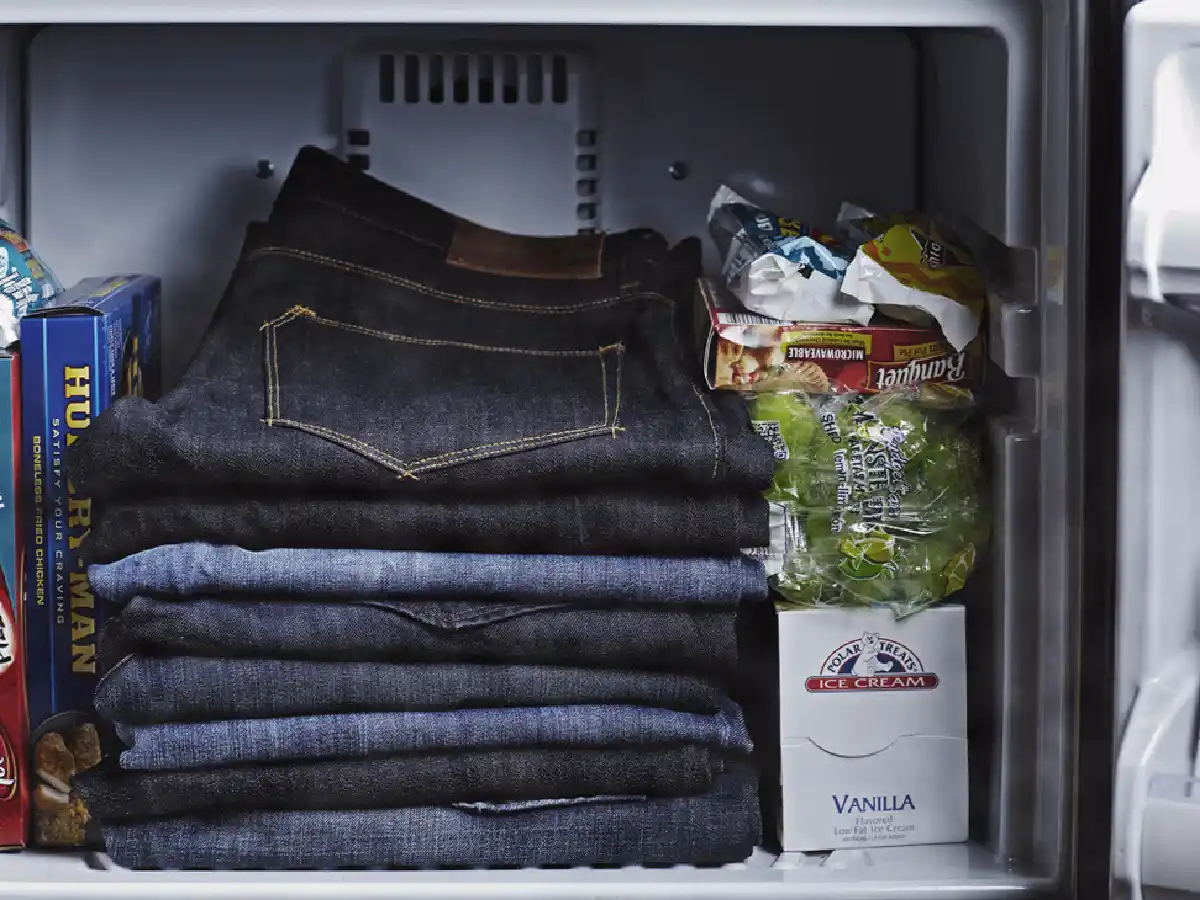 Por qué los expertos dicen que tenés que poner tus jeans en el freezer