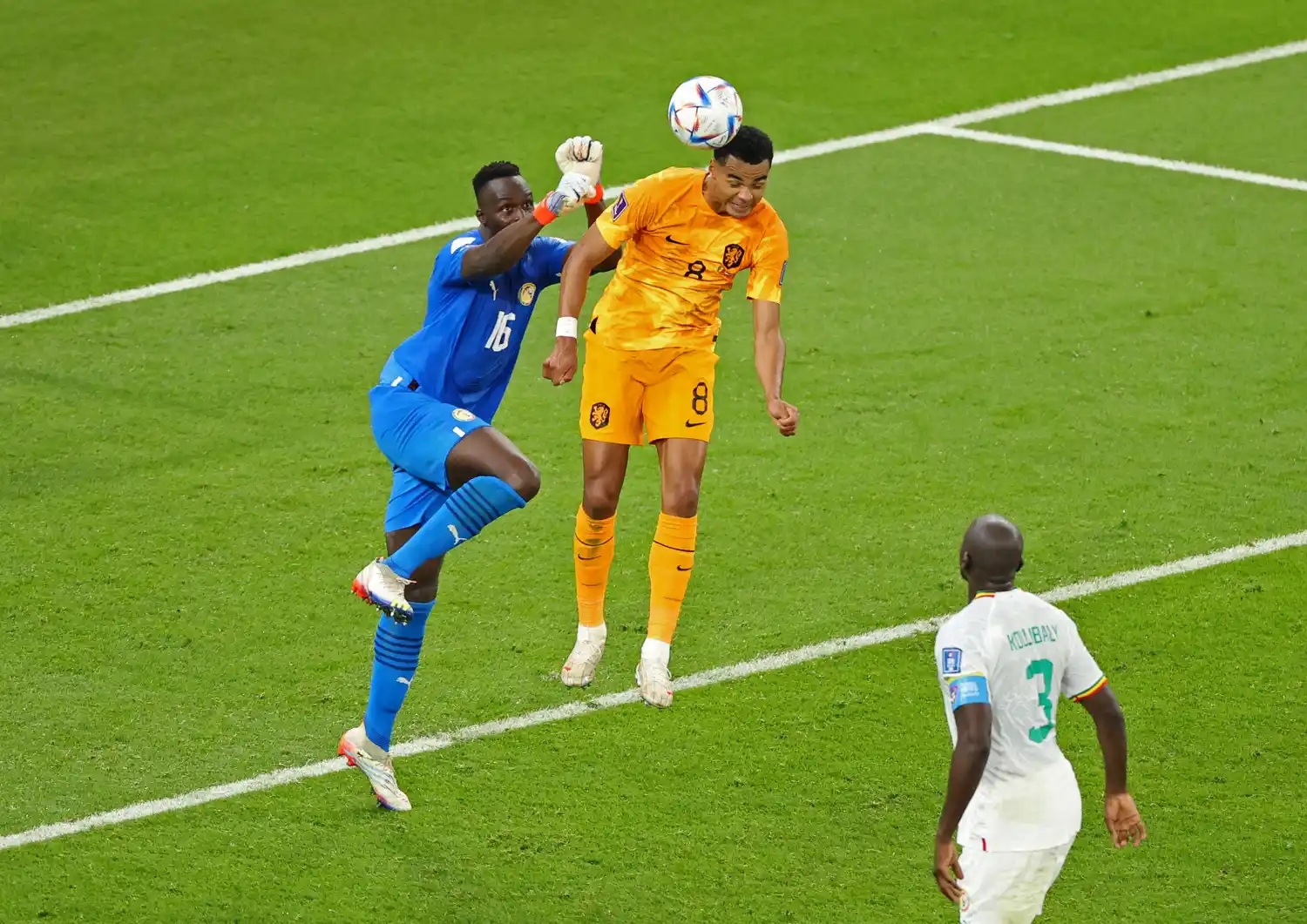 Gakpo se anticipa a Mendy para el 1-0.