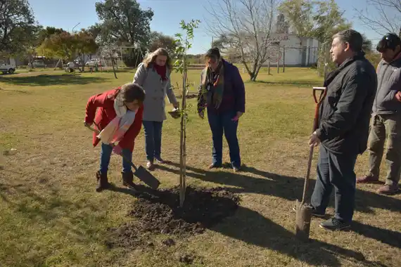 Llevan adelante el Programa “Un Árbol para Tu Club o Institución”
