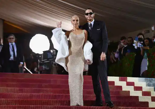 Kim Kardashian llegó luciendo el vestido de Marilyn junto a Pete Davidson. Foto AFP