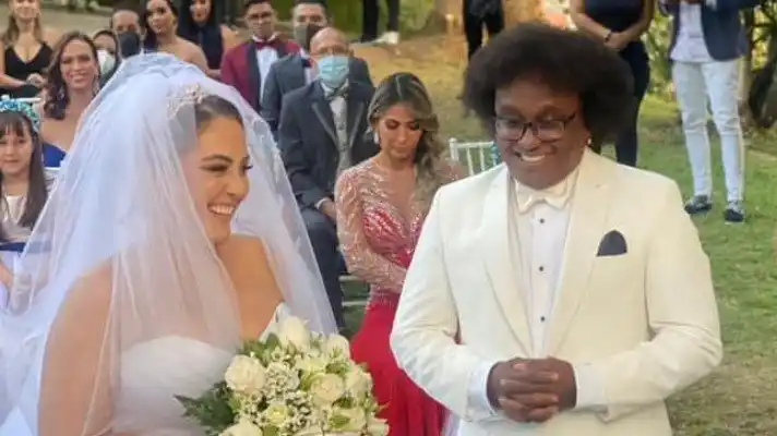 Con salsa y reguetón llegó Coquito al altar (Video)