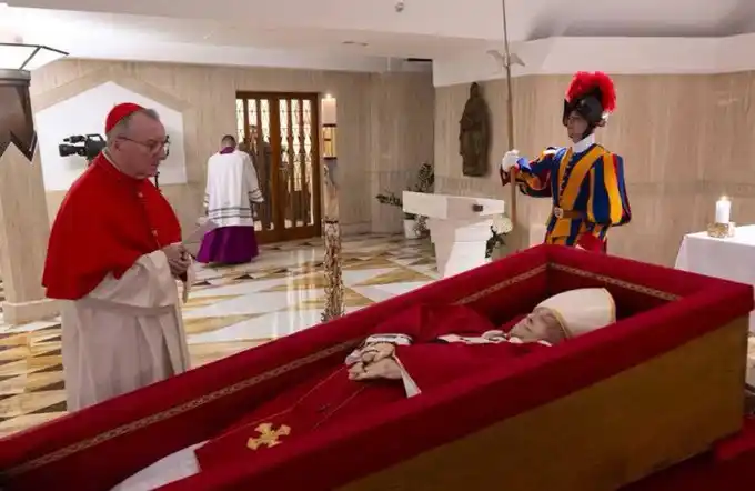 Publican primeras imágenes del cuerpo del papa Francisco: este 23ABR será trasladado a la Basílica de San Pedro