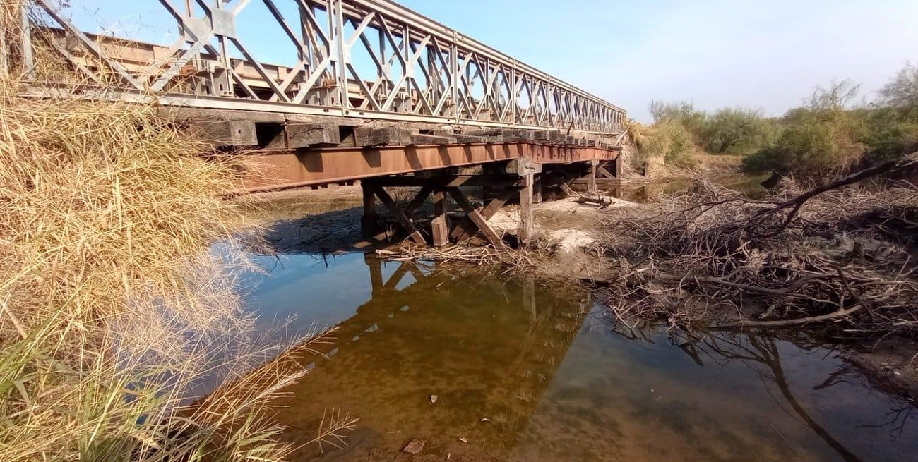 La estructura del puente bailey ya cumplió más de 20 años, está completamente obsoleta, y el puente viejo, donde se apoya la actual estructura ya no existe.